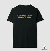 Camiseta em Algodão Peruano – Com o Pé Direito Eu Me Levanto